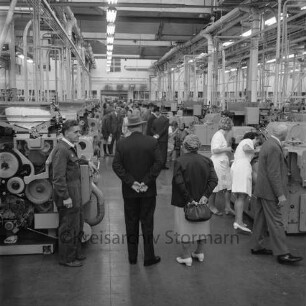 British American Tobacco Company GmbH B.A.T.: Beimoorweg: Zigarettenfabrik: Tag der offenen Tür: Innenaufnahme: Angestellte und Besucher in der Produktionshalle