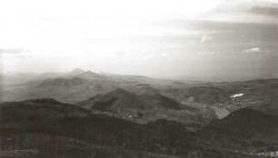 Böhmisches Mittelgebirge. Blick vom Aarhorst (Varhošť) nach Westen auf Milleschauer (Milešovka, 836 m) und Salesel (Dolní Zálezly)
