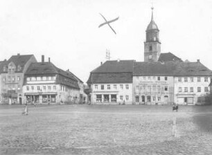 Bischofswerda. Altmarkt mit Wohnhäusern mit Läden. Blick nach Nordost zum Turm der Christuskirche