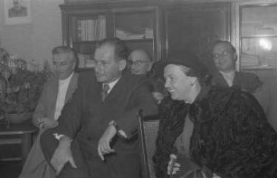 60. Geburtstag von Walter Maschke, Generalsekretär der Volksbühne Berlin : Schriftsteller Friedrich Wolf neben der Schauspielerin Steffie Spira und weitere Gäste