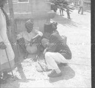 Im Schatten sitzende Männer in Mombasa, Kenia