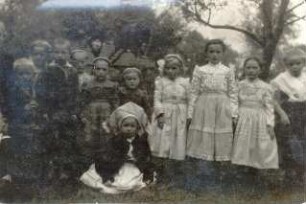 Trachten aus Sielow oder Dissen : Kleidung - niedersorbische Tracht. Ort: Žylow / Sielow, Dešno / Dissen. Kindergruppe.