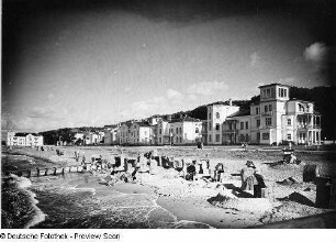 Badeleben am Strand und Villen östlich des Kurhauses