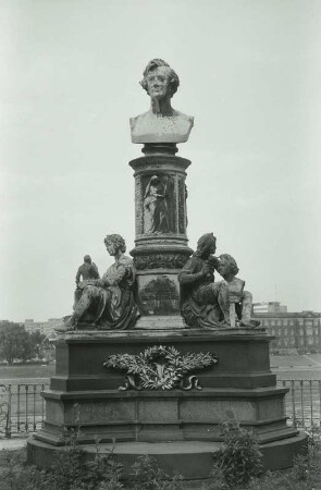 Denkmal für Ernst Rietschel : Denkmal für Ernst Rietschel. Bronze, Granit, Syenit; H. ca. 2,50 m (1868-1876; J. Schilling). Dresden-Altstadt: Brühlsche Terrasse