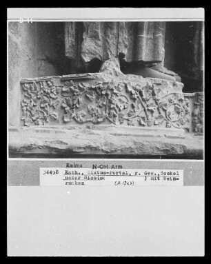 Sixtusportal — Rechtes Gewände — 1. Gewändefigur: Chlodwig — Sockel unter der Chlodwig-Statue