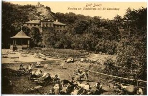 Bad Sulza. Kurplatz am Gradierwerk mit Sonnenburg