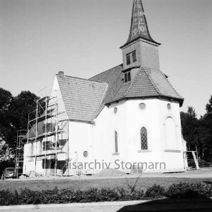 Matthias-Claudius-Kirche: Paul-von-Schoenaich-Straße: Renovierung: Außenaufnahme: Blick von Südosten auf Chor, Turm und seitlichen Anbau: Erneuerung des Außenputzes an Giebelwand des Anbaus, Gerüste