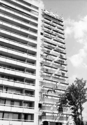 Freiburg, Weingarten: Hochhaus, Krozinger Straße mit dem 38 m hohen Gerüst