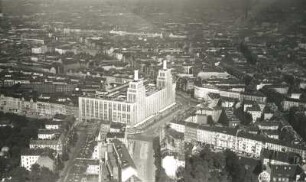 Berlin-Neukölln, Hermannplatz. Stadtteilansicht mit Warenhaus Karstadt. Luftbild-Schrägaufnahme von Süden