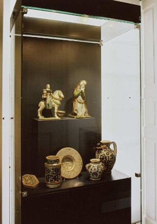 Trauernde Maria : Raumaufnahme. Ausstellungsraum "Toscana - Urbino". Virtine mit "Trauernder Maria" (1480/1490)