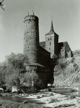 Bautzen, Alte Wasserkunst und Michaeliskirche. Ansicht vom linken Spreeufer