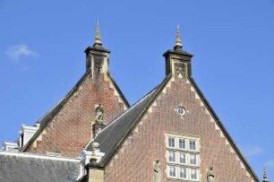 Leiden - Stadthausgiebel : Die beiden Giebel des historischen Stadthauses, aufgenommen in Leiden am 6. April 2010