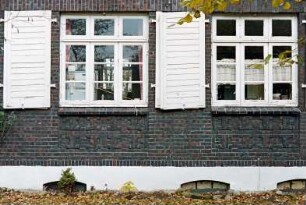 Gaststätte am See: Backsteinhaus: Traufseite, Teilansicht: Sprossenfenster mit Fensterläden, Backsteinzier an Fensterschürzen