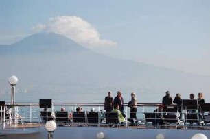 Kreuzfahrtschiff "Musica" : Passagiere auf Deck 13 des italienischen Kreuzfahrtschíffes "Musica", vor dem Vesuv-Gipfel bei Neapel, aufgenommen 2006