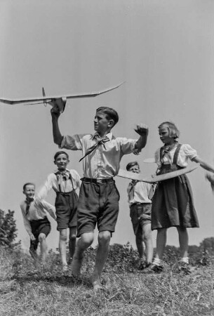 Segelflieger (Pauschwitz??) : Kinder spielen mit Segelflugzeugen