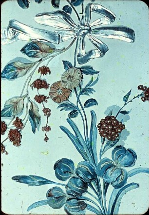 Deckendekoration in Form verschiedener Blumen und einer Schleife