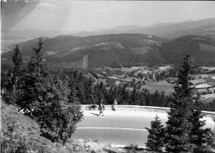 Oberschreiberhau: Sudetenstaße, Blick über die Kurve, mit Fußgänger