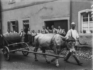 Bierkutscher : Mann mit von einem Rind gezogener Weintransport, dahinter Jungengruppe