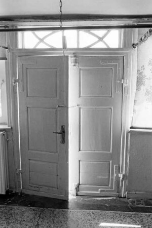 Sprenge: Dorfstraße 16: traufständiges Bauernhaus: Wohntrakt: Innenansicht: Eingangstür mit Beschlägen, Oberlicht: Terrazzoboden