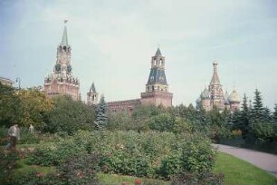 Moskau. Kreml, Spasski-, Zaren- und Nabatturm und Basilius-Kathedrale, Blick von Westen aus dem Kremlgarten