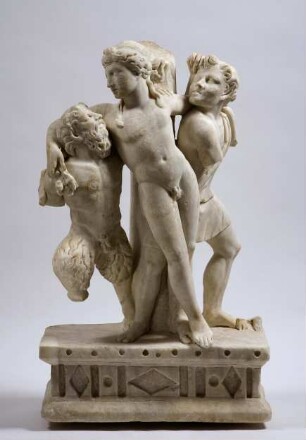 Tischfuβ: Bacchische Gruppe (Dionysos mit Pan und Satyr)