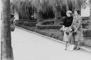 Mann beim Fotografieren seiner Familie