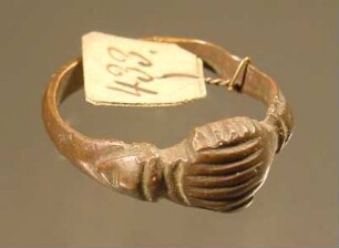 Fingerring mit zwei ineinander gelegten Händen