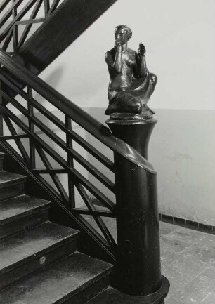 Sitzende : Lutz, Friedrich. Sitzende (auf Treppengeländerständer). Metallguß. Um 1925/1930. Leipzig-Südvorstadt, Brandvorwerkstraße 74, Wohnhaus, Treppenhaus