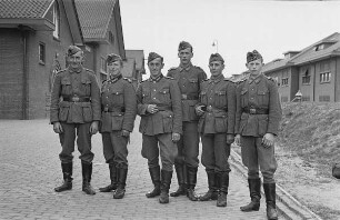 Zweiter Weltkrieg. Niederlande unter deutscher Besatzung. Wehrmachtsangehörige am Unterbringungsort, vielleicht in einem Gestüt (wohl bei Den Haag)