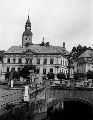 Kreibitz, Am Marktplatz : Blick über die Brücke mit der Statue des Heiligen Nepomuk zum Marktplatz. Im Hintergrund die St. Georgskirche