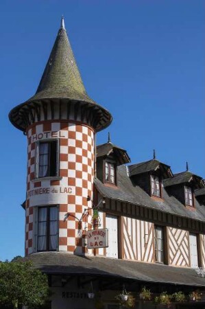 Frankreich. Basse Normandie. Orne. Bagnoles de l Orne. Alter Kurort. Alte Fassade mit Fachwerk