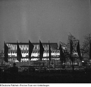 Der erleuchtete Kulturpalast aus Anlass des 20. Jahrestages der DDR