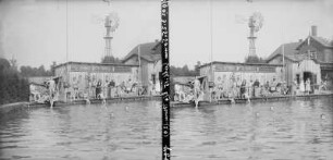 Mauermanns Badeanstalt, Südstraße 23. Blick über das Schwimmbecken und Kabinen gegen eine Windrad