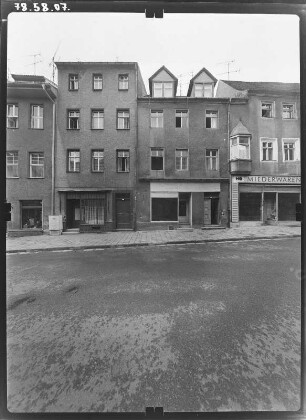 Torgau, Salvador-Allende-Straße (Bäckerstraße) 13/11. Wohnhäuser mit Läden. Straßenfront