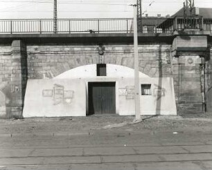 Dresden-Altstadt, Könneritzstraße. Hochgleisanlage (Stadtviadukt) der Eisenbahnstrecke Dresden Hauptbahnhof - Bahnhof Dresden-Neustadt. Bahnbogen 9 (Ostseite)