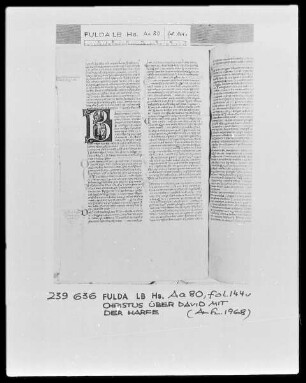 Biblia Latina — Initiale B (eatus vir), darin Christus über dem Harfe spielenden David, Folio 144verso