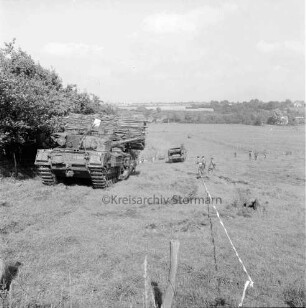 Nato-Manöver "Hold fast": Bundeswehr mit britischen, kanadischen und belgischen Truppen: Travetal bei Benstaben: Panzer mit Rolle von Stahlmatten im Gelände: links Büsche