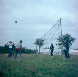 Travemünde. Segelzentrum. Sportplatz auf dem Bootsgelände