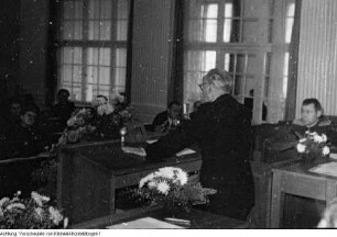 Dresden, Königsbrücker Straße 84, Soldatenheim (1946-1952 Sitz des Landtages, heute Goethe-Institut). Sächsischer Landtag, Gäbler (?), Ministerium für Industrie ..., als Redner zur Eröffnung der Landtagssession 1950, November 1959