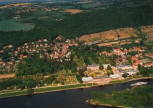 Dresden-Pillnitz. Stadtteilansicht mit Elbe, Elbinsel und Schloss Pillnitz. Luftbild-Schrägaufnahme von Südwesten