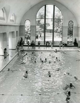 Hamburg-Eimsbüttel. Im Hallenbad Hohe Weide herrscht reges Treiben. Im Nichtschwimmerbereich lernen Kinder schwimmen