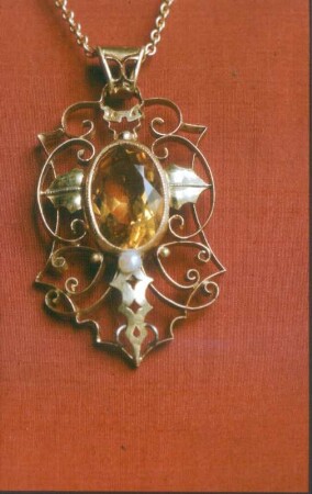 Schmuckanhänger : Schmuckanhänger. Gold (585). Messerdraht, Zitrin, Perlen (vor 1962; T. Pietsch nach Entwurf von J. Eckert)