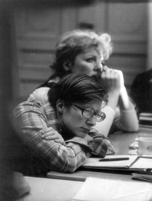 vorn: Annerose Kirchner, hinten: Angela Krauß : Annerose Kirchner (geb. 1951; Lyrikerin) und Angela Krauß (geb. 1950; Schriftstellerin), an einer Schulbank sitzend