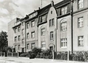 Cottbus. Wohnhäuser Hüfnerstraße 8 und 9. Straßenfront