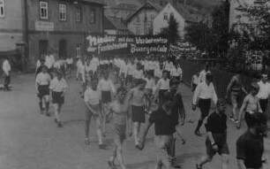 Spartakiade in Pöhla, Demonstration der männlichen Arbeitersportler mit der Losung "Nieder mit dem Verbotsplan der faschistischen Bourgeoisie" am 25./26. Juni 1932 : Spartakiade in Pöhla, Demonstration der männlichen Arbeitersportler