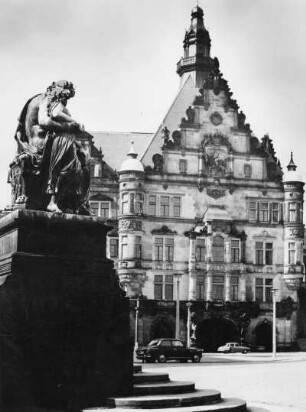 Dresden, Schloßplatz. Blick zum Georgentor