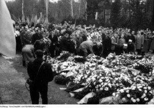 Dresden, Gedenkveranstaltungen anlässlich des 20. Jahrestages des anglo-amerikanischen Luftangriffes auf Dresden am 13./14. Februar 1945, Kranzniederlegung von französischen Gästen am Ehrenmal für die Opfer des Bombenangriffes , Großkundgebung mit Hermann Matern, 13. Februar 1965