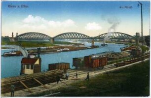Riesa. Elbkai mit Brücke und Schleppzug