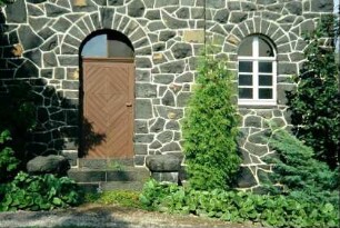 eine von zwei Türen an der Ostseite der Kirche; über der anderen steht "Frauen"