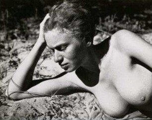 Ohne Titel (Vera Broido am Strand)